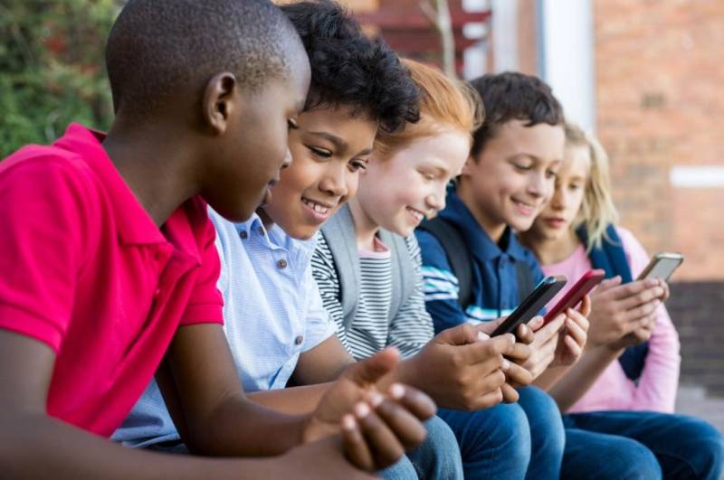 EU to limit children's access to social media -- gradually
