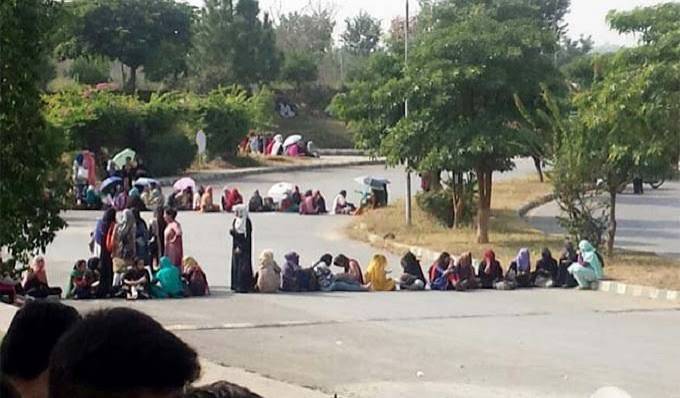 Islamic University students protest against forced eviction from hostels