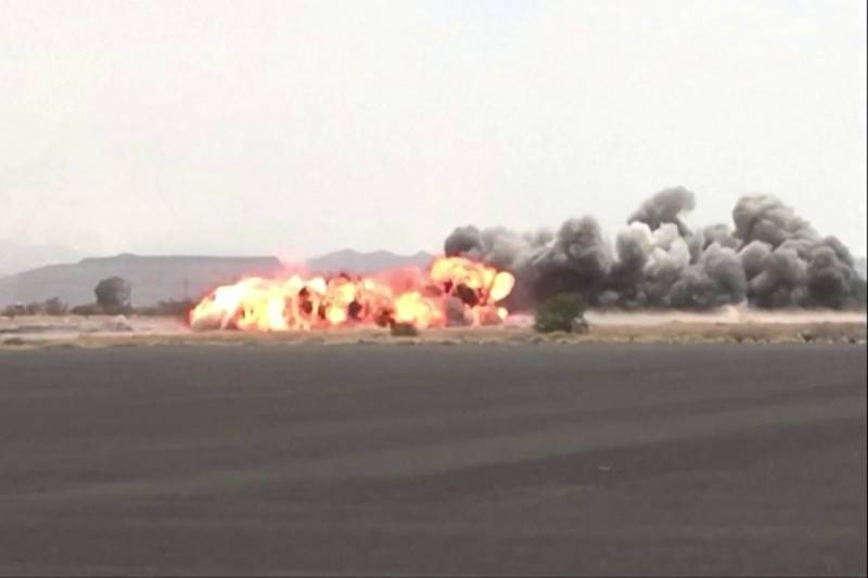 Yemen govt says hit Sanaa airport, Houthis attack Saudi Arabia