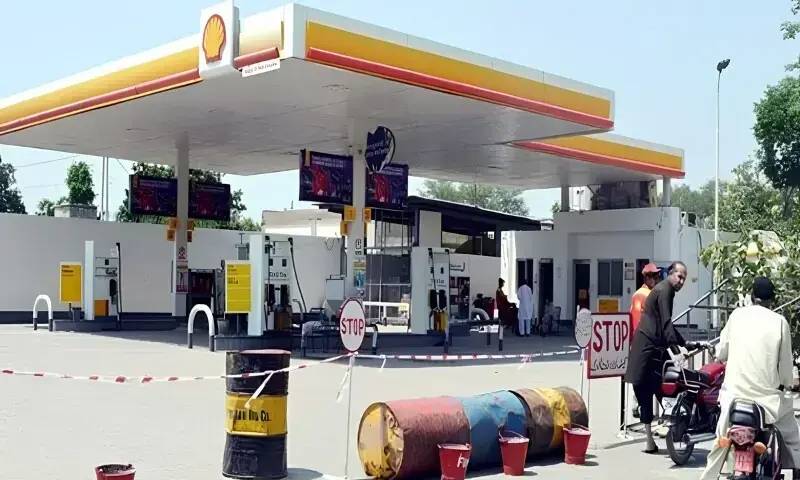 Fuel shortages reported at several Lahore petrol stations