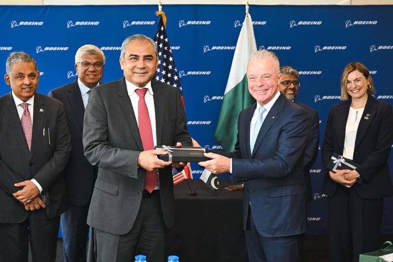 Naqvi visits Boeing HQ in Washington, discusses purchase of 16 new aircraft for PIA