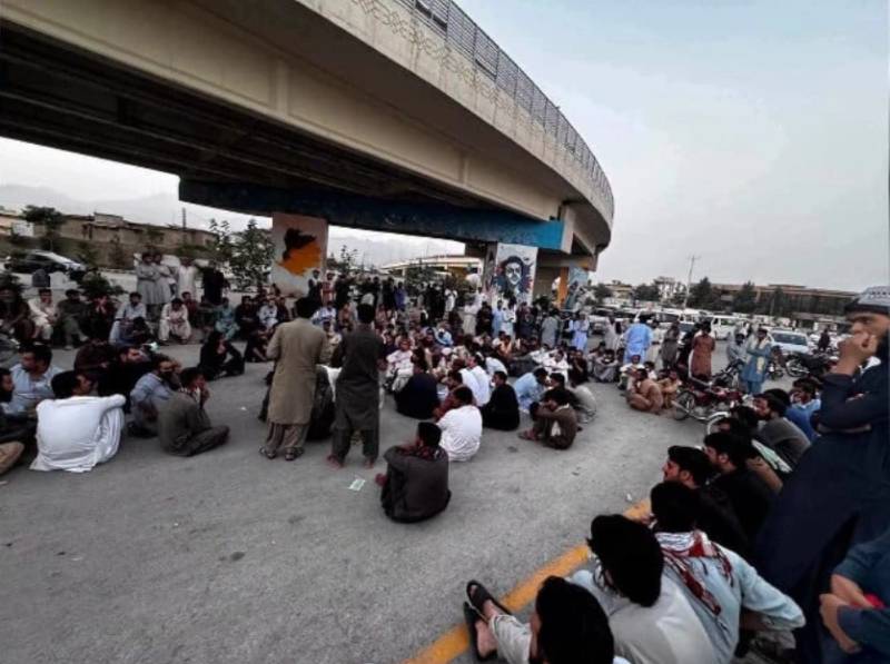 Families of martyred cops end their sit-in after successful talks with Balochistan govt 