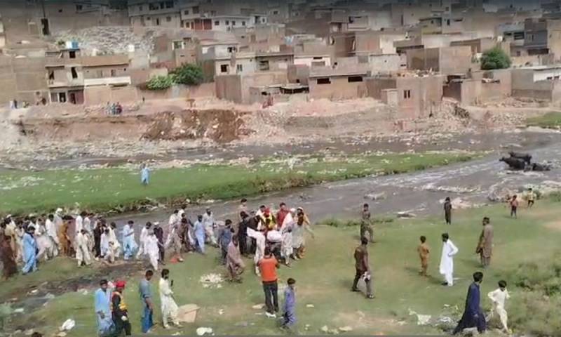 Man dies trying to save son from Nullah Lai Rawalpindi; search continues for child