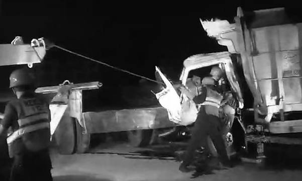 Two killed after two trailers hit truck one after the other near Bahawalpur 