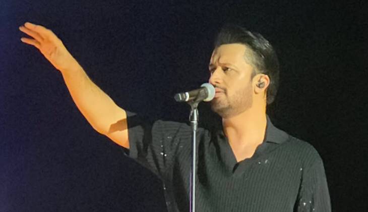 Atif Aslam wins hearts as he performs 'Tajdar-e-Haram' barefoot