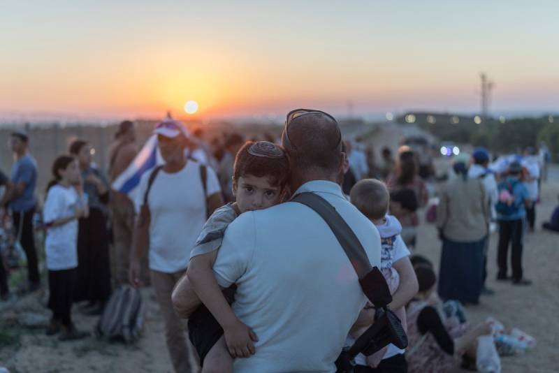 Israelis march to Gaza border demanding re-establishment of settlements