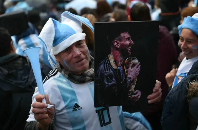 Minus Messi, thousands welcome home Argentina squad
