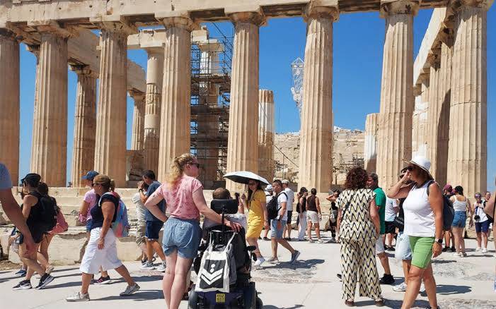 Knifeman attacks two American tourists at Acropolis entry