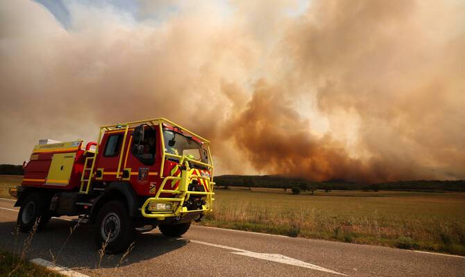 Hundreds flee as wildfire rips through southern France