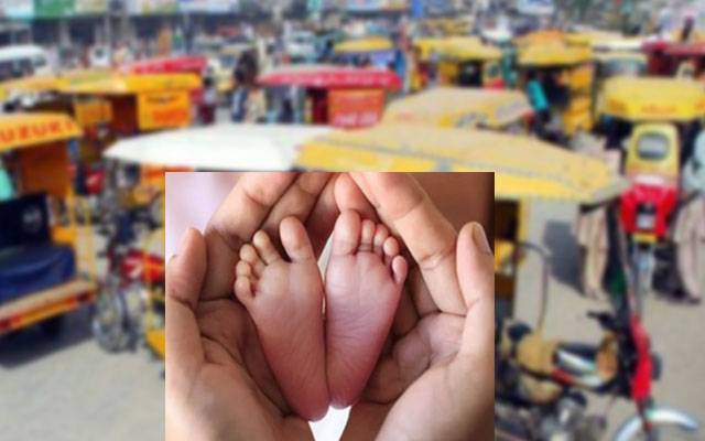 Woman gives birth to babygirl on Jacobabad road