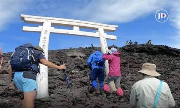 Swiss man dies on Mount Fuji, but 99-year-old rescued