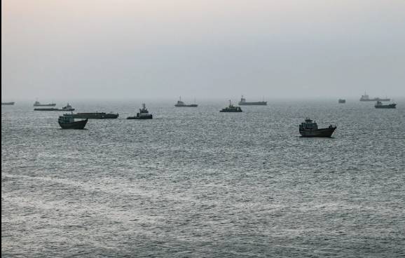 UN urges 6,000 sailors’ evacuation from Hormuz as Iran warns US allies