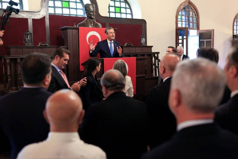 Turkey's Ozel quits opposition CHP to found new part
