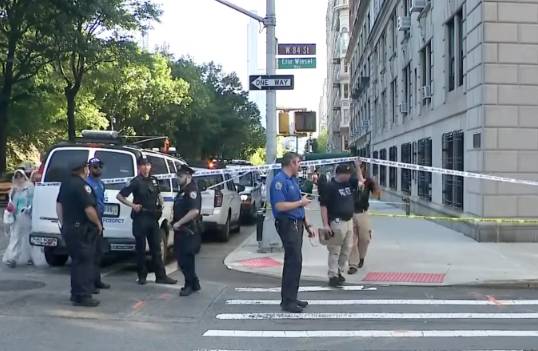 Man arrested after stabbing two in New York