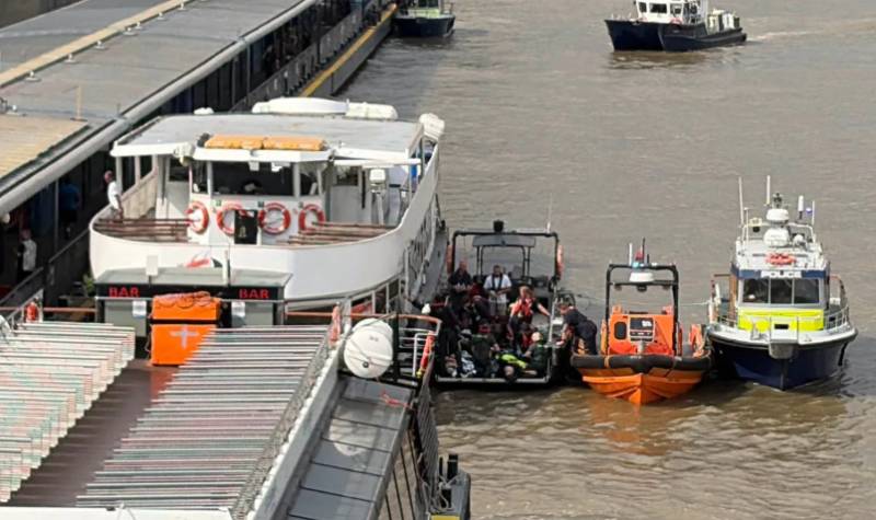 Five officers hurt after patrol boat hits London bridge