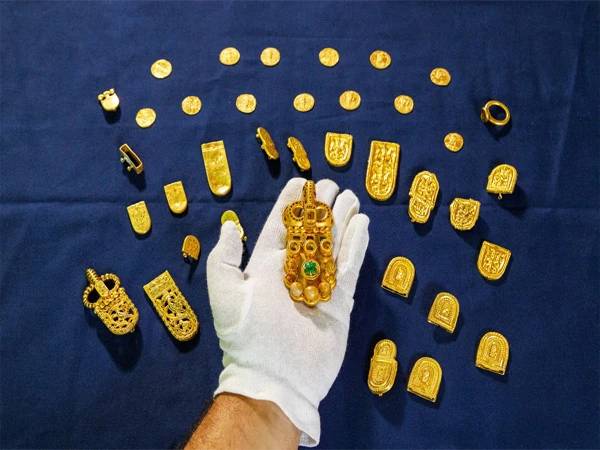 Ancient shipwreck yields gold coins, jeweled relics from Byzantine era