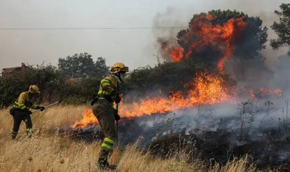 Spanish officials order fresh evacuations near Toledo as fires rage