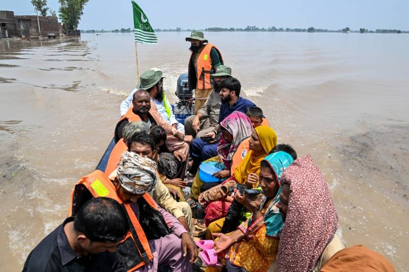 Flooding forces residents to flee homes by boat in Pakistan