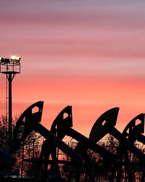  Oil prices slump as US and Iran pause strikes