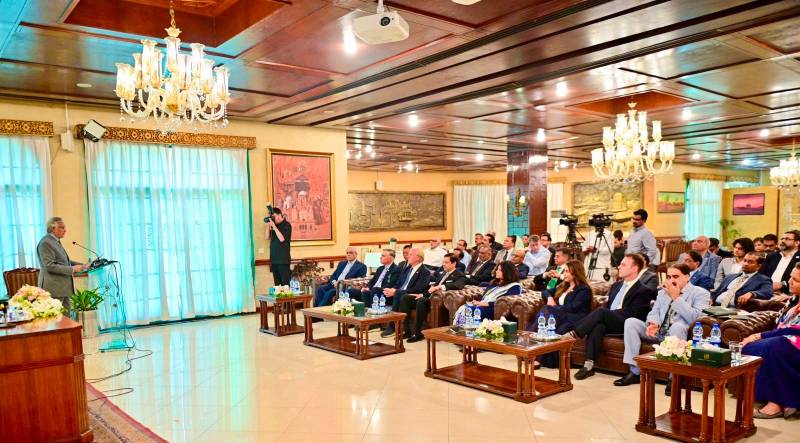 Dar invites US investors to explore opportunities in Pakistan