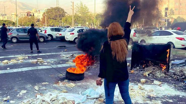 Iran hangs two anti-government protesters in public