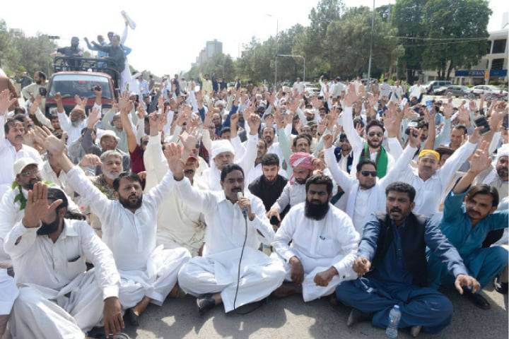 Federal govt employees stage demo outside Finance Ministry