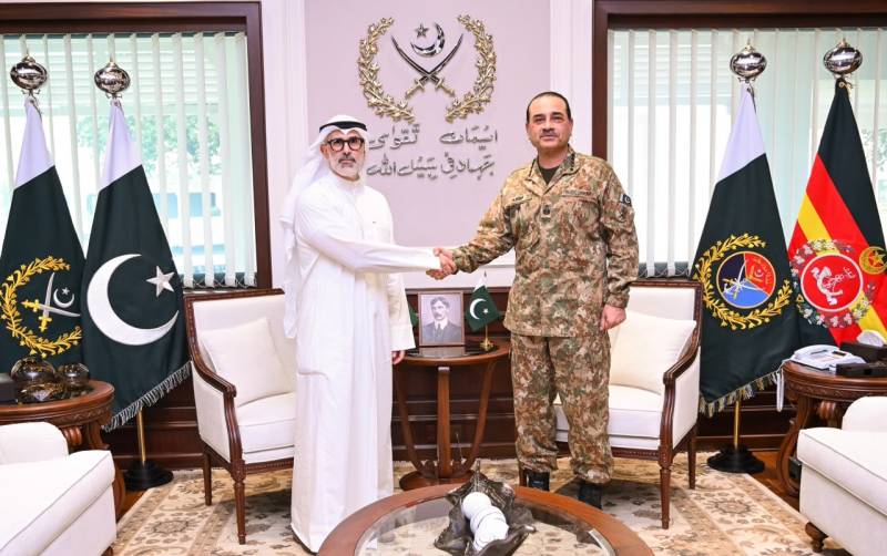 Kuwait foreign minister meets army chief, discusses regional security