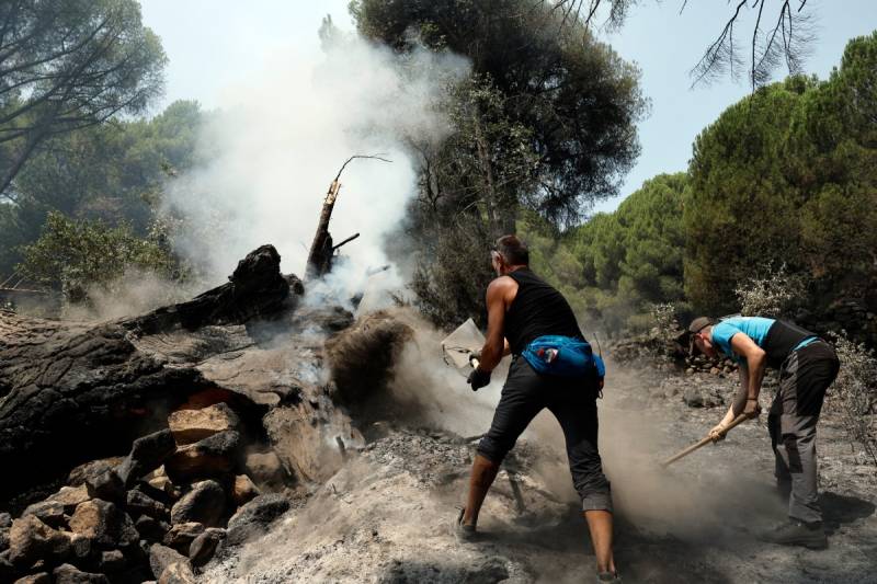 Spain lets wildfire evacuees return but France fears flames spreading