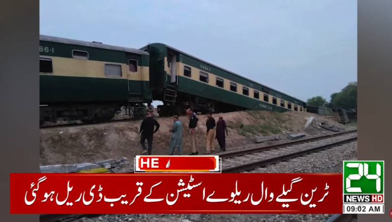 Hazara Express derails, hits sand hump near Lodhran