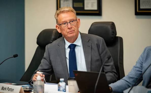 Australia politician admits texting 'my job is boring' during meeting
