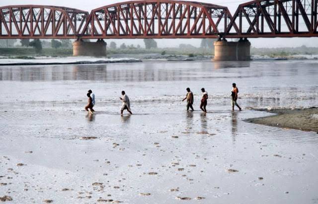 Couple rescued after falling into Sutlej River from Empress Bridge Bahawalpur