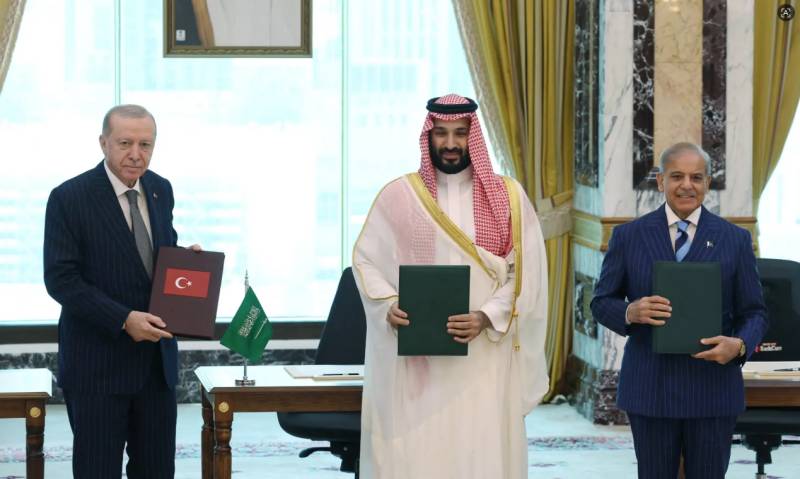 Pakistan, Saudi Arabia, Turkiye sign joint defence agreement in Makkah