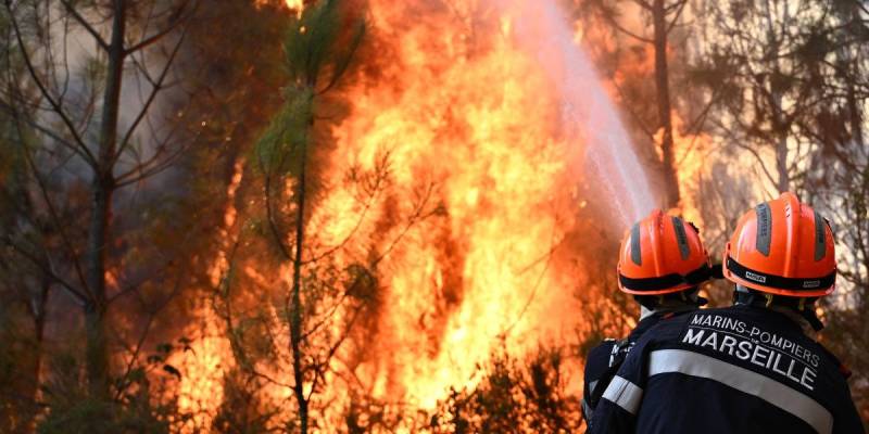 Over 200 firefighters battle blaze in southern France