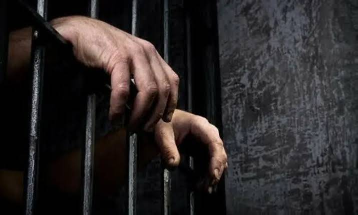 Gwadar police arrest 14 Pakistanis for illegal entry from Iran
