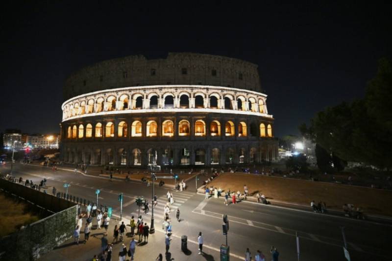 Tourists beat the heat with 'magical' Colosseum night tours