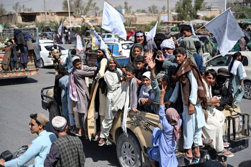 Taliban govt supporters dance, take selfies in Kabul celebrations