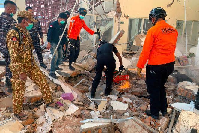 Powerful quake off Indonesia kills 38, sparks mass evacuations 