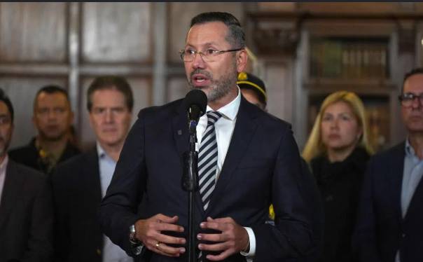 Colombian minister under fire over beach holiday post-quake