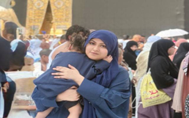 Sehar Hayat finds spiritual bliss as she performs Umrah with little daughter