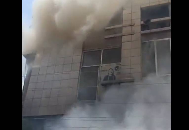 Bank, gym evacuated as fire engulfs Faisalabad plaza