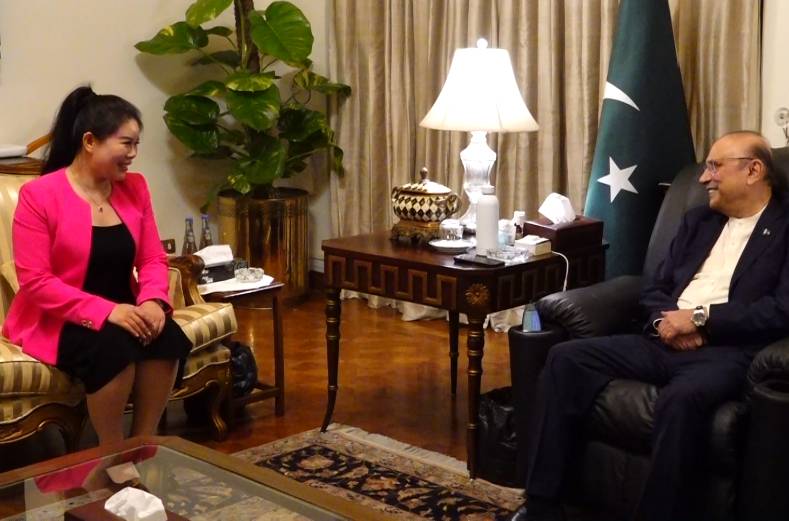 Zardari calls for stronger Pak-China economic, trade ties
