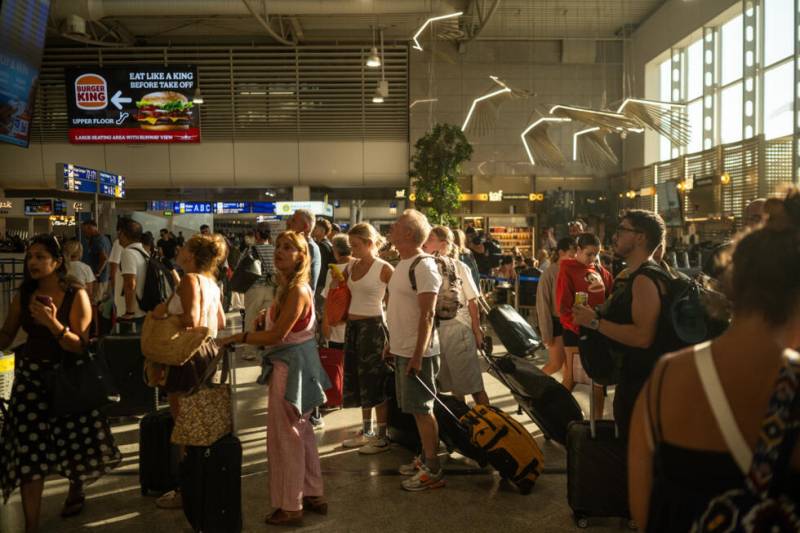 Tourism boom pushes limits of Athens air traffic control