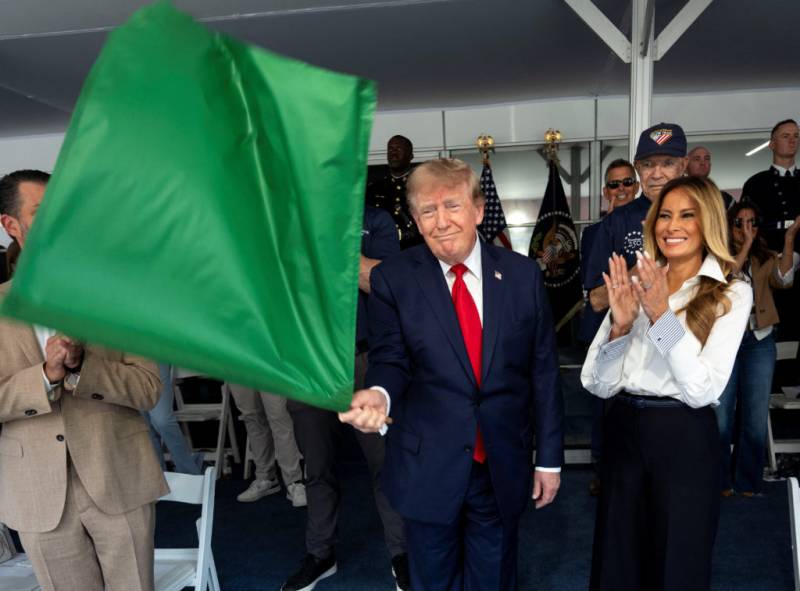 Trump takes starring role at Washington's IndyCar debut