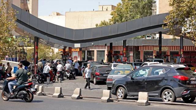 Iranians queue for petrol after US announces new sanctions