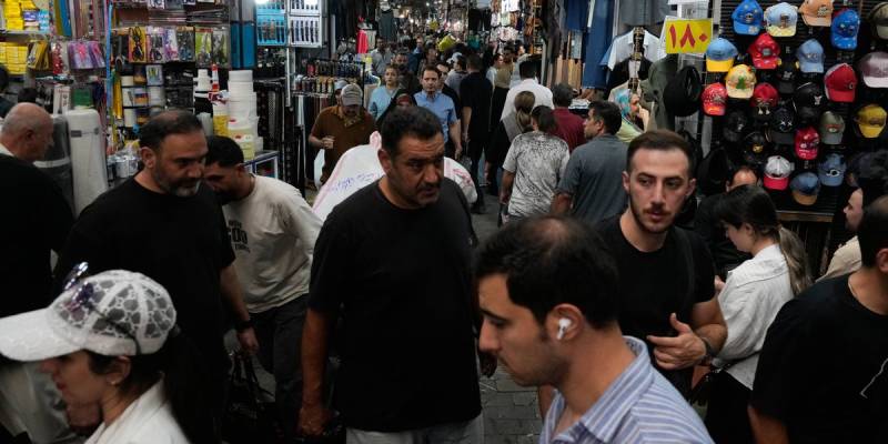 Sanctions-weary Iranians fear toughest US squeeze on economy