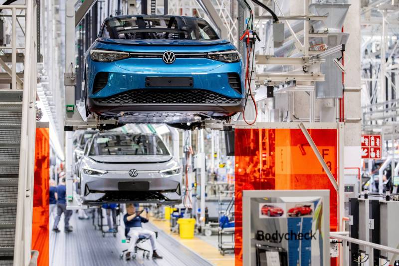 Volkswagen boss braces German workers for more job cuts