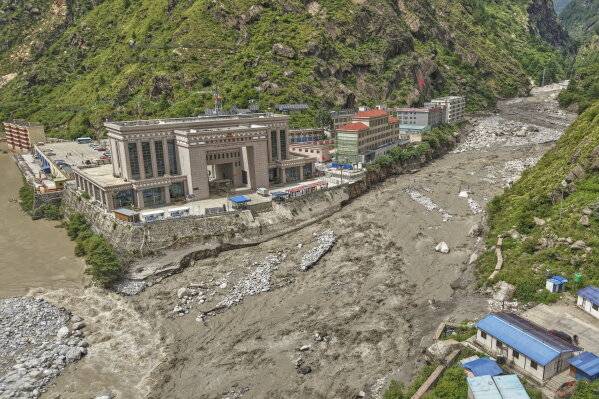 Hundreds missing after Nepal-Tibet flood kills 98