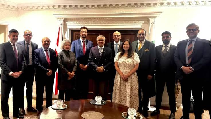 Ishaq Dar meets British-Pakistani parliamentarians in London