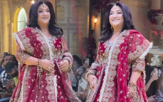 Fans fawn over Hina Dilpazeer's elegant runway transformation