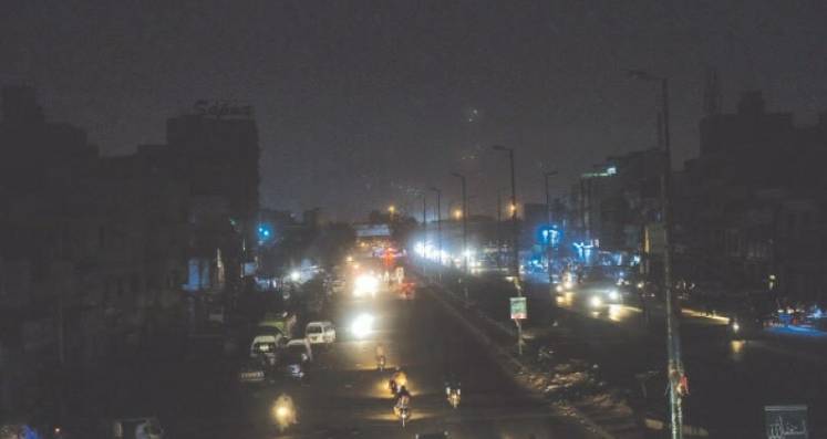 Heat-stricken people demand end to prolonged, unannounced loadshedding  